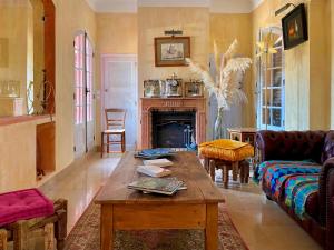 sala de estar con sofá y mesa en Domaine De Sainte Annette, en Callian