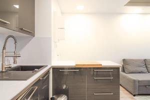 Η κουζίνα ή μικρή κουζίνα στο ZenBNB / La Gallery /Proche Suisse +5 φωτογραφίες
