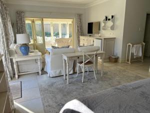 sala de estar con mesa y sofá en Constantia Valley Lodge, en Ciudad del Cabo
