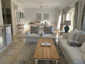 uma sala de estar com um sofá e uma mesa em Constantia Valley Lodge em Cidade do Cabo