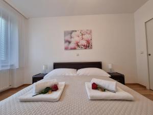 una camera con un letto con due cuscini sopra di Elegant Vienna Apartment a Vienna