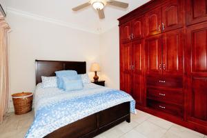 美麗海灘的住宿－Casa Q - Bella Vista，一间卧室配有一张带木制梳妆台的床