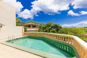 een zwembad aan de zijkant van een huis bij Casa Q - Bella Vista in Playa Hermosa