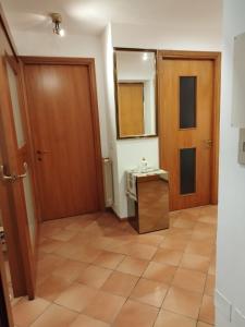 Un baño con lavabo y puerta de madera. en Sweety Rome House, en Roma 18 fotos más