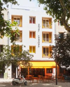Budova, kde se hotel nachází + 37 fotografií