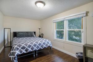 1 dormitorio con cama y ventana en Red Arrow Rendezvous, en Stevensville