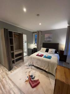 een slaapkamer met een groot bed en een groot tapijt bij la Montagnette l oursson CHAMBRE in Moutiers