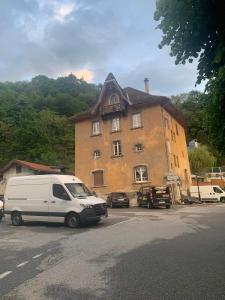 een wit busje geparkeerd voor een gebouw bij la Montagnette l oursson CHAMBRE in Moutiers