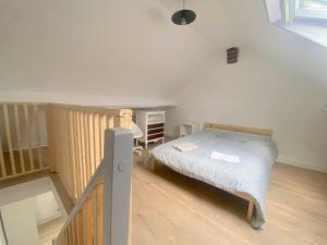 - une petite chambre avec un lit et un escalier dans l'établissement Maison cosy 5 chambres exterieur centre ville, à Croix