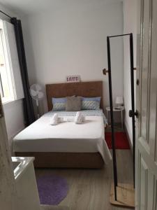 a bedroom with a large bed and a mirror at Guesthouse Franco in Porto