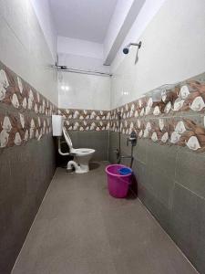 Um banheiro em OYO Flagship Shiva Lodge