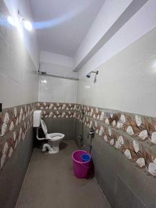 Um banheiro em OYO Flagship Shiva Lodge