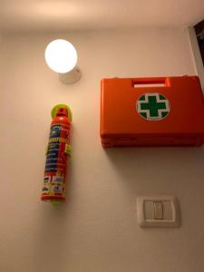 einem Lego-Feuerlöscher für Spielzeug an einer Wand neben einem Licht in der Unterkunft THE AIRPORT HOUSE in Catania