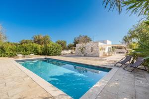 una piscina di fronte a una casa di Lamia Madreperla by BarbarHouse a San Vito dei Normanni