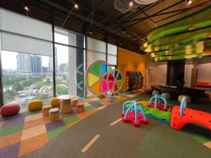 uma sala de jogos para crianças com brinquedos e uma grande janela em Mid Valley Luxury 6pax Resort谷中城奢华风格套房 em Kuala Lumpur