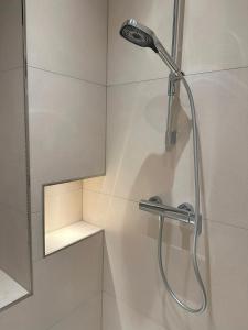 una ducha con cabezal de ducha en un baño en Apartment in Bad Wilhelmshöhe mit großem Balkon im Grünen und kostenfreien Parkplätzen, en Kassel 20 fotos más