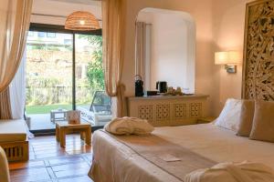 Postel nebo postele na pokoji v ubytování Hôtel Le Roi Théodore & Spa