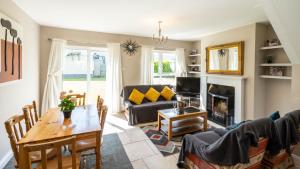 uma sala de estar com uma mesa e uma lareira em Riverside Townhouse Carrick em Carrick on Shannon