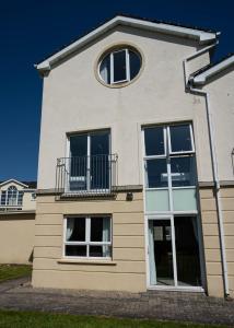uma casa com uma janela e uma varanda em Riverside Townhouse Carrick em Carrick on Shannon