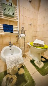 y baño con lavabo y aseo. en La Rosa Blu, en Goriano Sicoli