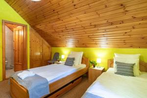 1 dormitorio con 2 camas y techo de madera en KupolaVilla-Apartment-Event house by the Danube river-Buda en Budapest