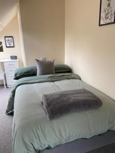 ein Schlafzimmer mit einem Bett in einem weißen Zimmer in der Unterkunft Beeston BIG House in Beeston
