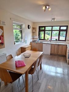eine Küche mit einem Holztisch und einem Esszimmer in der Unterkunft Beeston BIG House in Beeston