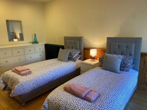 2 nebeneinander sitzende Betten in einem Schlafzimmer in der Unterkunft Beeston BIG House in Beeston