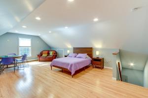 ChesterにあるCharming Chester Apartment Steps to Main Street!のベッドとテーブルと椅子のある寝室