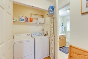 ChesterにあるCharming Chester Apartment Steps to Main Street!の洗濯機と乾燥機を備えたランドリールーム +17枚の写真