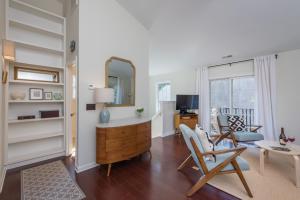 Μια τηλεόραση ή/και κέντρο ψυχαγωγίας στο Luxe Loft Pet-friendly, Gas Grill & 5 Minutes from Town