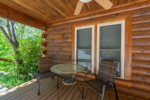 Afbeelding uit fotogalerij van Cozy Cove Cabin Pet Friendly & Creek Access in Marion