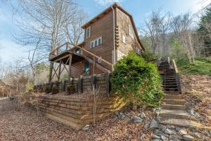 uma casa de madeira com escadas que levam até ela em Cozy Cove Cabin Pet Friendly & Creek Access em Marion