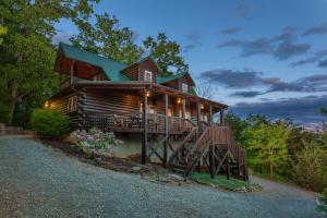 Casa de madera grande con porche y terraza en Summit Sunsets Pets & Year-Round Mountain Views!, en Marion