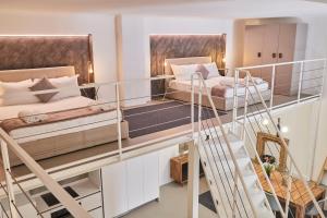 - une chambre avec 2 lits et un escalier dans l'établissement Milan Retreats Brera, à Milan