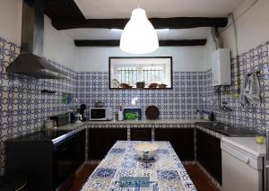 テーラス・デ・ボウロにあるMyStay - Quinta da Balançaの青と白のタイルの壁のキッチン