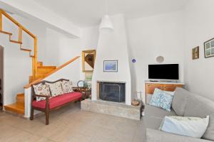 uma sala de estar com um sofá e uma lareira em Maria's Residence em Riglia