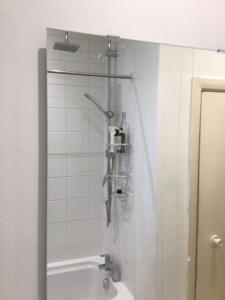 uma casa de banho com um chuveiro e um lavatório. em Cleddon em Bournemouth