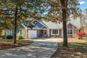 een wit huis met bomen ervoor bij Hilltop Hideaway with a private trail to the water by Sarah Bernard Chalets, House near Golf Course and Aspen Center in Innsbrook