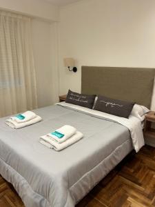 1 dormitorio con 1 cama grande y toallas. en Lindo departamento, con excelente ubicación en Mar del Plata en Mar del Plata