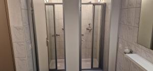 Ванная комната в Geräumige Wohnungen für Familien und Gruppen 9 Betten