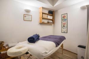 a hospital room with a bed and a chair at Residence zum Roessl 100 in Anterivo