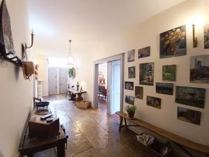 ein Wohnzimmer mit einem Haufen Fotos an der Wand in der Unterkunft QUELQUES JOURS À NOYERS SUR SEREIN in Noyers-sur-Serein