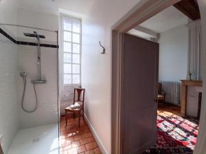 Un baño con ducha y puerta de cristal. en QUELQUES JOURS À NOYERS SUR SEREIN, en Noyers-sur-Serein 23 fotos más