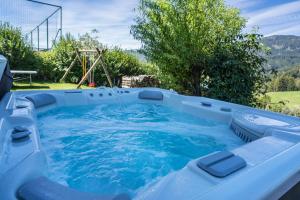 a hot tub with a water fountain in a backyard at Residence zum Roessl 100 in Anterivo