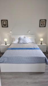 1 dormitorio blanco con 1 cama grande y 2 lámparas en Pico dos Anjos, en Porto Moniz