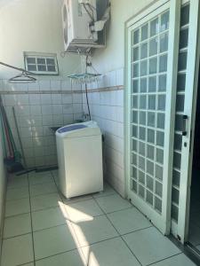 uma casa de banho com um caixote do lixo num quarto em Casa 3 suítes no centro de Cuiabá em Cuiabá