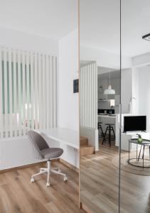 um escritório branco com uma mesa branca e uma cadeira em Alyvia Central Apartment 2 em Ioannina