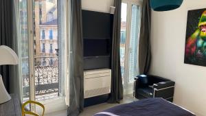 um quarto com uma janela com vista para a cidade em Le Baille Coeur centre Ville em Marselha