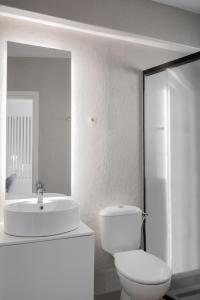 uma casa de banho branca com um WC e um lavatório em Alyvia Central Apartment 2 em Ioannina